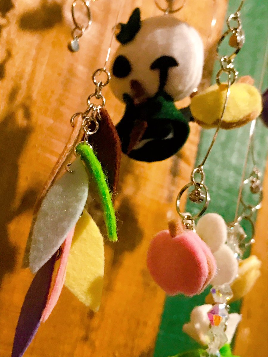 attic_circus's tweet photo. 屋根裏サーカス🎪
作品情報⑤【作家名：雷果(らいか)】
フェルトで創られたオリジナルキャラクター「悪縁魔」をモチーフに、ストーリー性あるモビールに仕上げられています。
店内の照明とも相まってキラキラと輝き、息を吹き込まれた様に想い想いに揺れる悪縁魔が不思議な世界へと導いてくれます🤡 https://t.co/e7kFa5MSPd