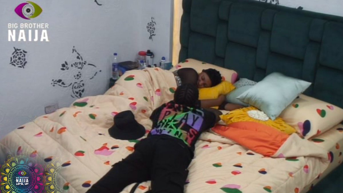 Eloswag: Can you kiss me?
Chomzy: Why? 

Chai! Eloswag is trying o, but being in the HoH bedroom together does not come with benefits. 

Click here👉🏾bit.ly/3Bbc62n for more #BBNaija gist.