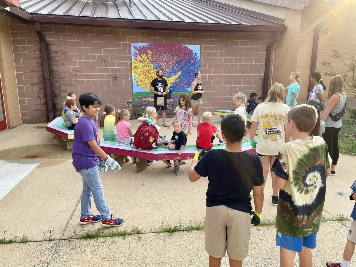msferreira6's tweet photo. Our Community Garden is opened! 🌸🌻🍀 our young gardeners are cleaning the raised bed and planting peas😋 @OliveChapelElem @ErinKelleyMay #hansonlearning https://t.co/2rbih6QO9W