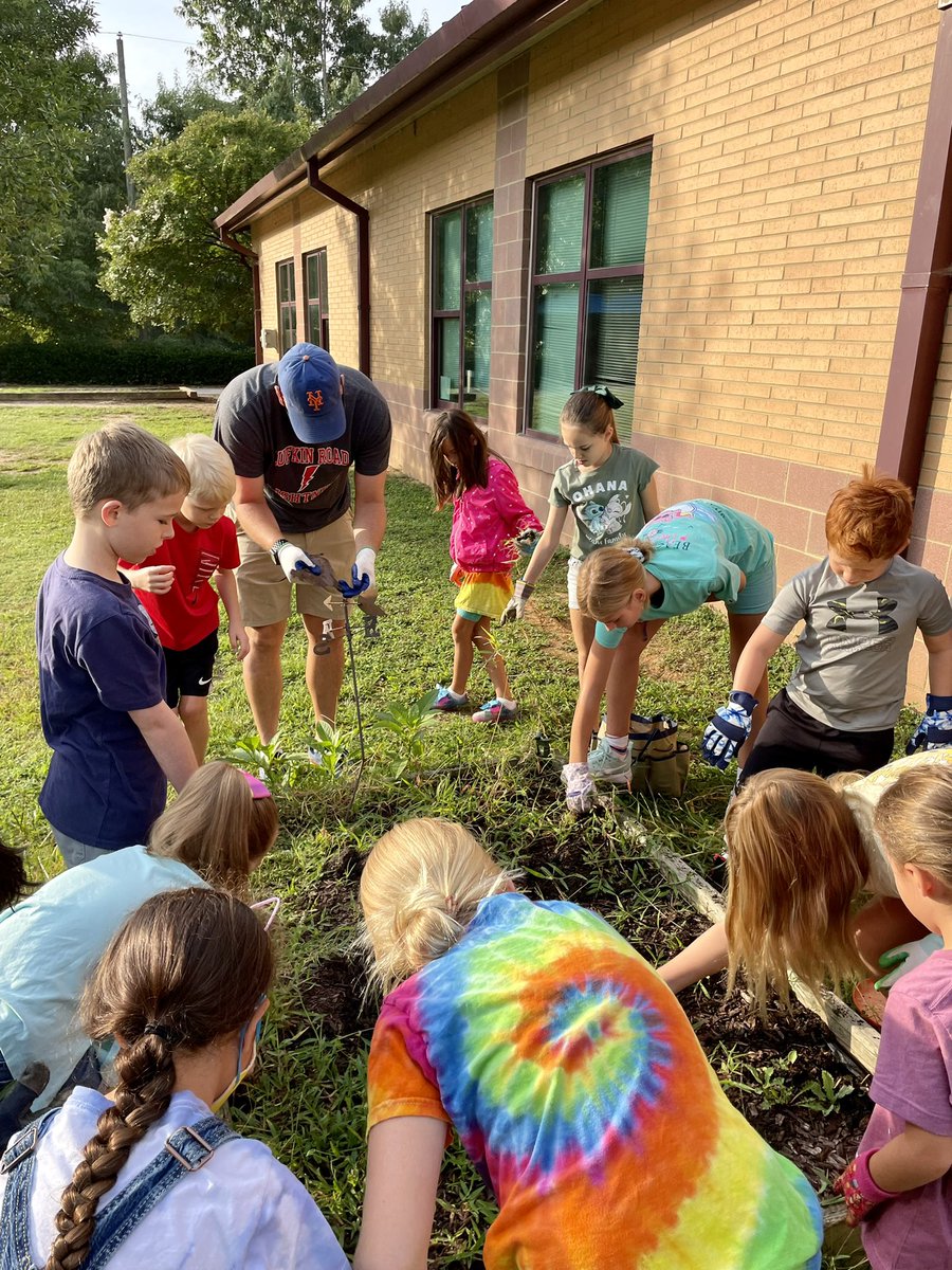 msferreira6's tweet photo. Our Community Garden is opened! 🌸🌻🍀 our young gardeners are cleaning the raised bed and planting peas😋 @OliveChapelElem @ErinKelleyMay #hansonlearning https://t.co/2rbih6QO9W