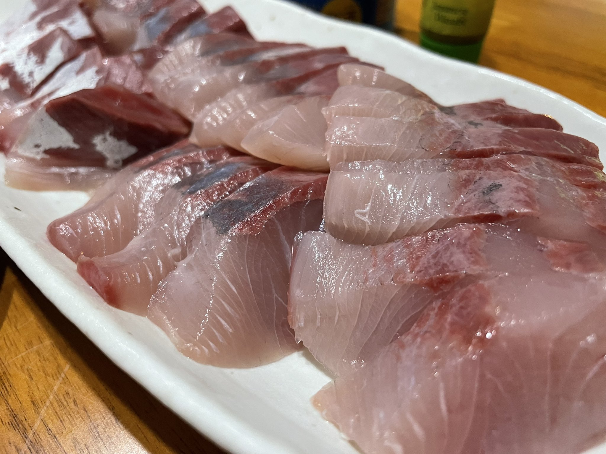 みーたん お義父さんがハマチを釣ってきたから新鮮なうちにお刺身 切り身は明日塩焼きにしてみよっかな 明日は2時分起きだぁ 久しぶりに早い T Co Fgksdqzk6b Twitter