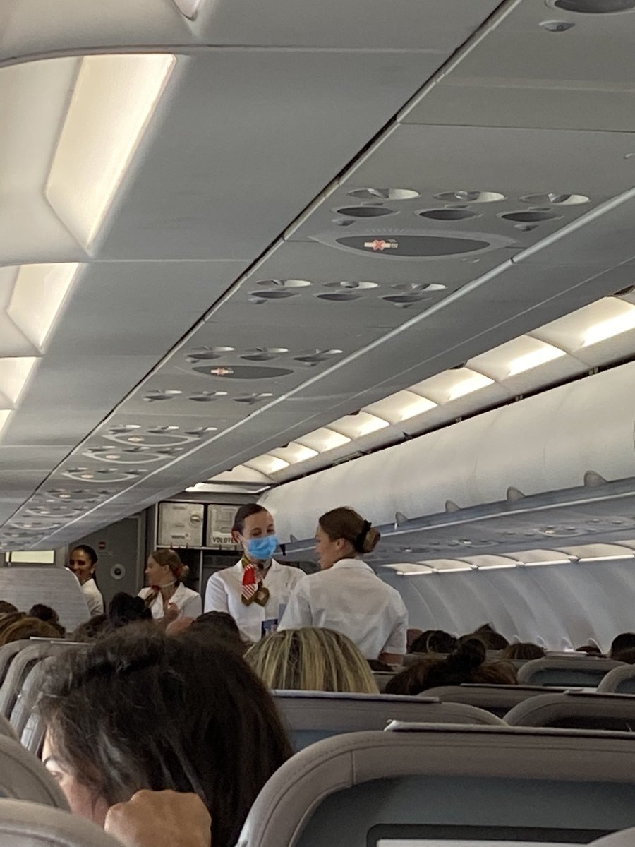 MDolores58's tweet photo. @antoniomarint @RafaA_T_ @pepe_marticar @elmundoes Ese acoso no sería en @volotea 😅 es curioso que en sus normas de vuelo anuncien que es obligatorio el uso de mascarillas en sus vuelos y las propias azafatas ni las lleven!! 🤔
Vuelo Menorca-Murcia 20/08/22 https://t.co/suSV6atSVU