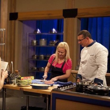 kellbellgray's tweet photo. Oh, look! Just a fun #ThrowbackThursday pic of me cooking with @RobertIrvine from the @FoodNetwork. I sure wish he’d reply so I can save face in front of my cousin. Please. Please.  Please. https://t.co/38zoSROUvZ