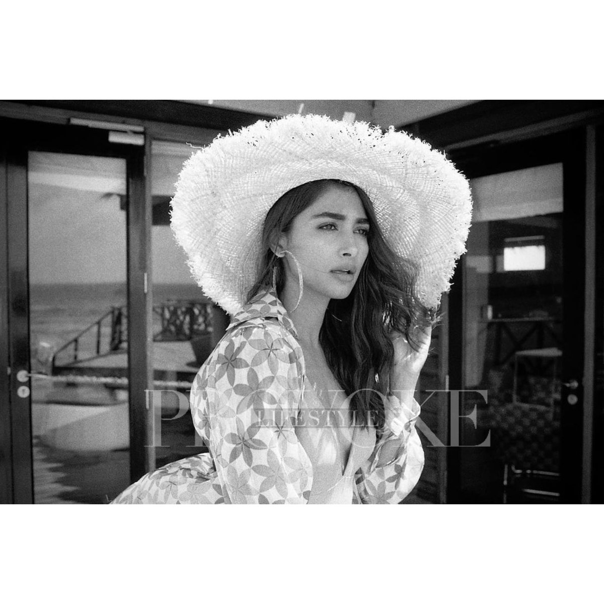 She's just like the classic Black & White Picture! 

@hegdepooja's recent monochromatic picture. 

#poojahegde #vijay #monochrome #blackandwhite #picturesofinstagram #photooftheday #cute #ProvokeLifestyle #provokemagazine #stayprovoked #provoke #trending  #dailyupdates