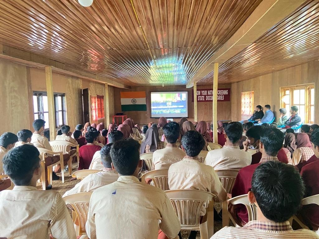 HukusBukus_786's tweet photo. To know our nation, screening on documentary of various states with the theme #unityindiversity was shown by #IndianArmy to 110 students & 7 teachers of Light House Higher Secondary School, #Vilgam, #Kupwara District.
#Kashmir
#NayaKashmir
@manojsinha_
@majorgauravarya https://t.co/3EtCAoiG8r