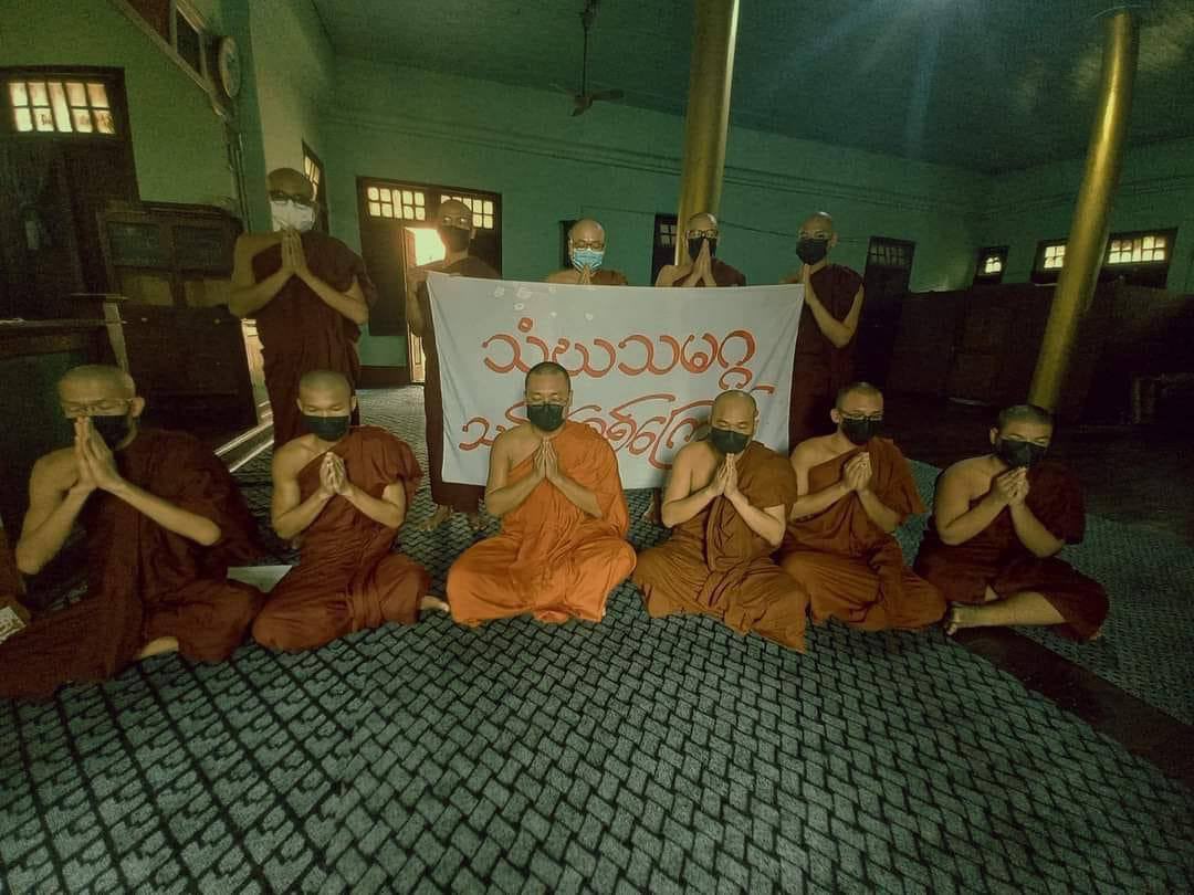 Phyu87189934's tweet photo. Monks from Sangha Union of Mandalay demand for an immediate end to all of Burma’s suffering. They also performed sermons &amp; prayed for federal democracy’s development.   #2022Aug25Coup #HelpMyanmarIDPs #WhatsHappeningInMyanmar https://t.co/sLqNy3x5MW