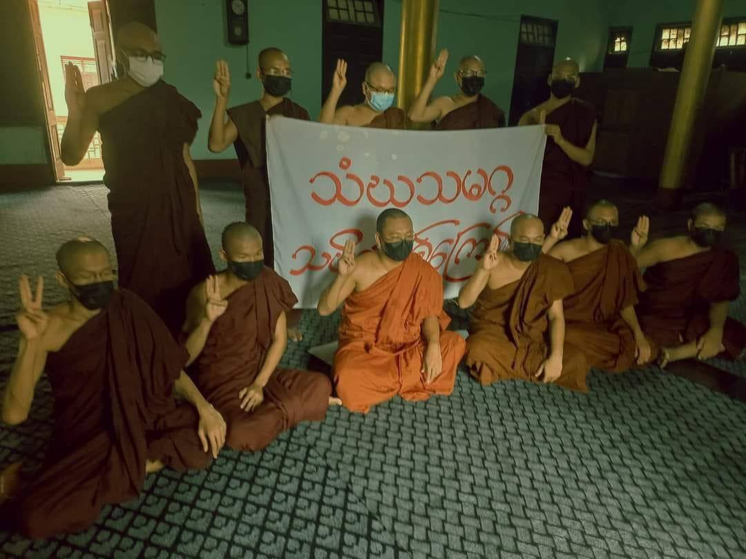 Phyu87189934's tweet photo. Monks from Sangha Union of Mandalay demand for an immediate end to all of Burma’s suffering. They also performed sermons &amp; prayed for federal democracy’s development.   #2022Aug25Coup #HelpMyanmarIDPs #WhatsHappeningInMyanmar https://t.co/sLqNy3x5MW