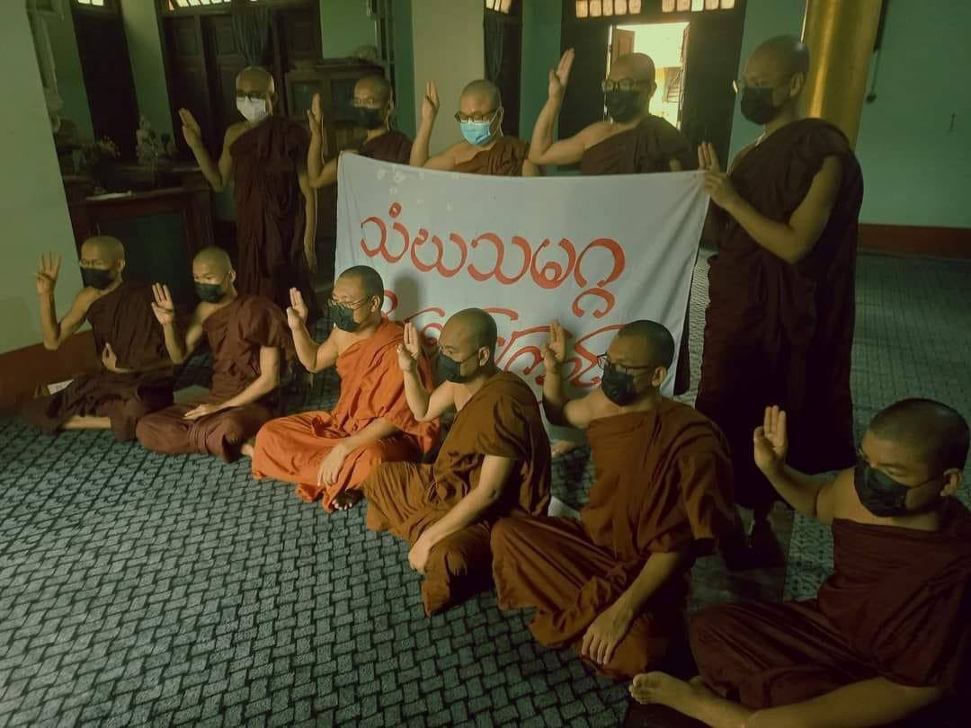 Phyu87189934's tweet photo. Monks from Sangha Union of Mandalay demand for an immediate end to all of Burma’s suffering. They also performed sermons &amp; prayed for federal democracy’s development.   #2022Aug25Coup #HelpMyanmarIDPs #WhatsHappeningInMyanmar https://t.co/sLqNy3x5MW