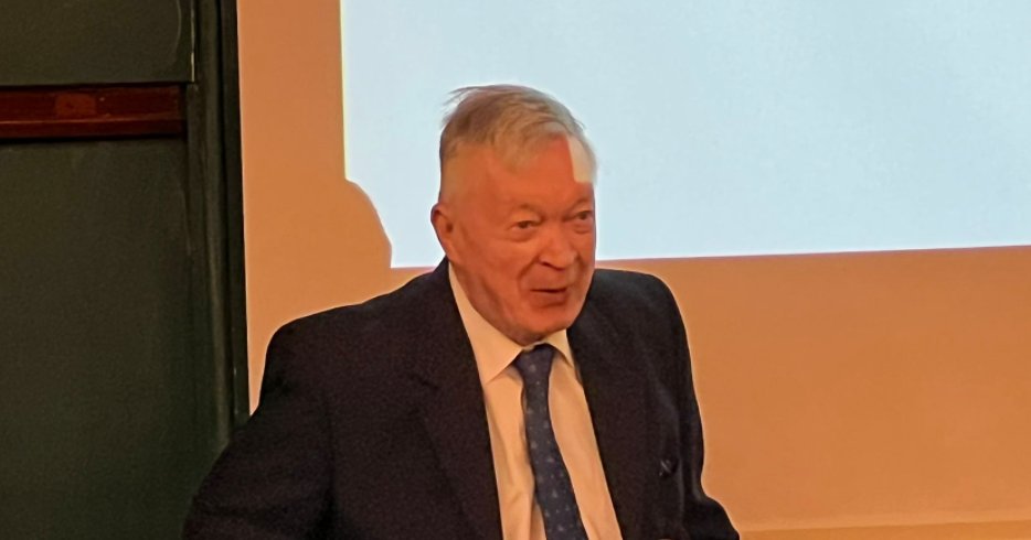 SYSry's tweet photo. SYS ry:n 40-vuotisjuhlaseminaarin päättää itseoikeutetusta kunniapj. Erkki Hollo. Erkki tuo esille, että ympäristöoikeus on staattisen sijaan dynaaminen ja sisällöltään aina uudelleenmäärittyvä oikeudenala, jolla on selvä yhteys ympäristöhaasteisiin ja -ymmärrykseen. #SYS40 https://t.co/H3xfki6GHC