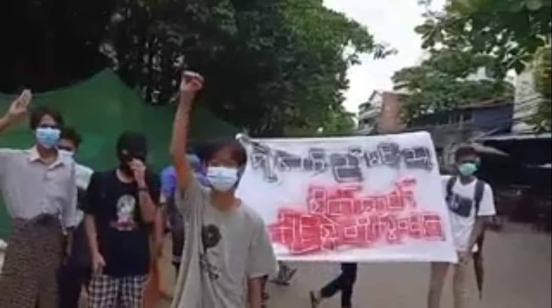 eushwan's tweet photo. Valiant and bold civilians of Yangon protested against military dictatorship by using Guerilla tactics to avoid bullets.   #2022Aug25Coup #HelpMyanmarIDPs #WhatsHappeningInMyanmar https://t.co/sBj4px4b2S