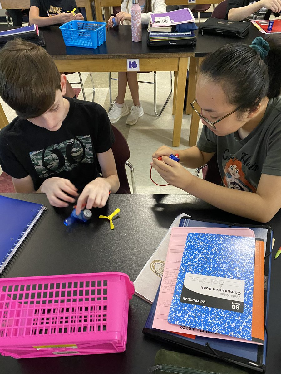 ElkhornPS_ERMS's tweet photo. 8th grade students are gathering evidence about whether a system has energy 🧑‍🔬 #EPSAchieves #WeAreRidge https://t.co/yAQAMjjtjv