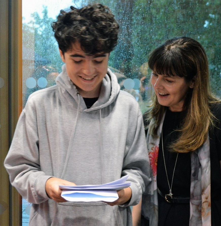 Huge congratulations to our GCSE students for a fantastic set of results. We are so proud of you and your achievements academically and beyond the classroom. We look forward to welcoming many of you back to Luckley to begin your A level journey. (LHS Head)
#gcses2022