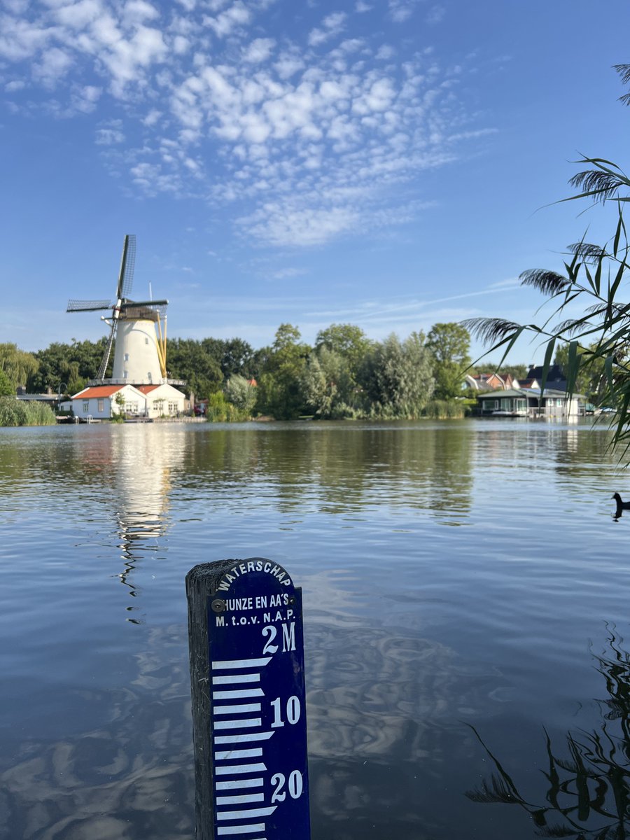 j_louis_'s tweet photo. Midden in het gebied van @hhsenk, aan de oevers van de Rotte in Rotterdam, tref ik een peilschaal aan van onze collega’s uit Groningen?
Wat zullen we nu krijgen @hunzeenaas ?? 😄 https://t.co/NHInO09JuW