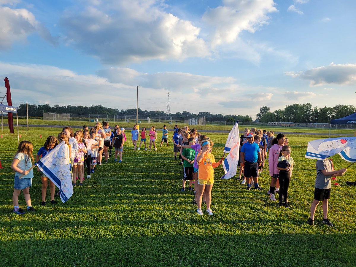 MrGilman_'s tweet photo. 4th Grade is having a great time at our Boosterthon Fun Run! #proud2bmis @ajdctilley @MIS__AP https://t.co/tGxUP7yJgP