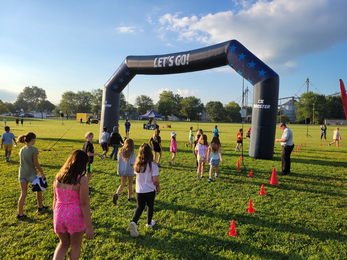 MrGilman_'s tweet photo. 4th Grade is having a great time at our Boosterthon Fun Run! #proud2bmis @ajdctilley @MIS__AP https://t.co/tGxUP7yJgP
