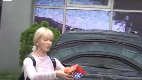 justforapunk's tweet photo. #Bomi handing out snacks to Pandas during their promotion. https://t.co/Dyp56bmTtR