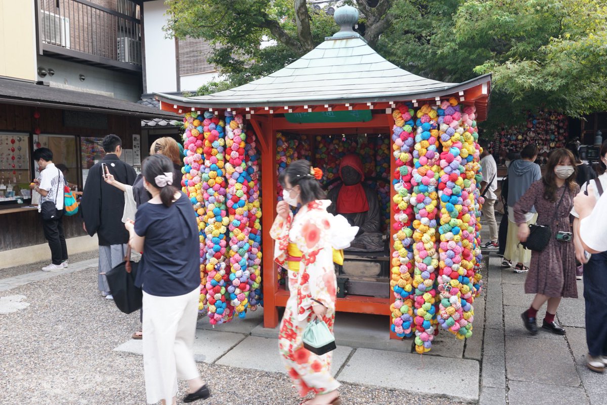 pigeontrip's tweet photo. This is Hayasaka Koshindo. Colorful hotei decorate the temple.

#koshindo #japanese #colorful #japanesetemple #kyototemple #enmusubi #japanesephotogenic #kyototrip #beautiful #beautifuljapan #japanesetravel #fffで繋がろう #pigeontrip #kyotojapan #kyototemple #niceview #kyotoview https://t.co/TVcPZIKUtl