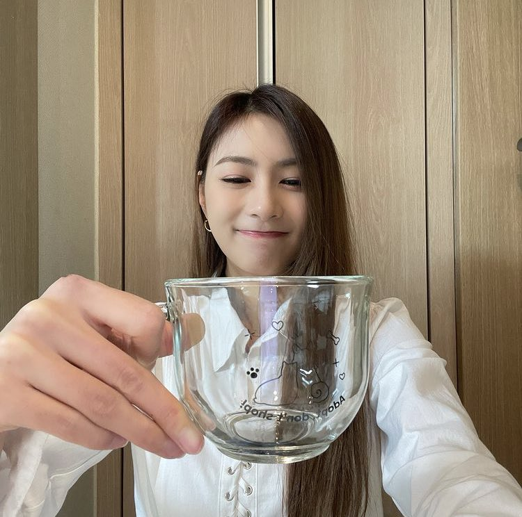 justforapunk's tweet photo. #Hayoung promoting a brand that aims to support adoption instead of buying animals 🥺 https://t.co/UU7Gjfk54g