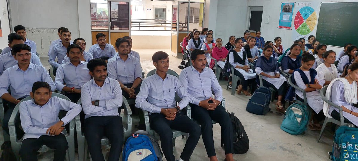 prantvisnagar's tweet photo. આજ રોજ 22-વિસનગર વિધાનસભા  માં વિસનગર ખાતે બી.એડ કોલેજ માં મતદાર જાગૃતિ અભિયાન અંતર્ગત ચૂંટણી કાર્ડ ને આધારકાર્ડ સાથે લિંક કરવા અંગે માર્ગદર્શન આપવામાં આવ્યું.@CEOGujarat @ECISVEEP @CollectorMeh @DyMehsana @SDM_Visnagar @aero22visnagar https://t.co/Rgxj7E6tiY