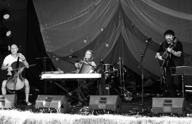 katiegraceharri's tweet photo. Thanks to Neil King from @Fatea_Magazine for these lovely official pics from @PurbeckFolk Festival. Andy Nice @JonFletcher_ music and I had a fab time! #festival #folkfestival #ukfolk #britishfolk #folkuk https://t.co/4JZZ7kCTL0
