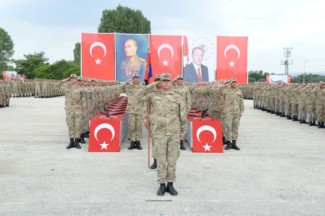 jsgaedutr's tweet photo. Gösterdiğiniz gayret ve fedakarlıkla Jandarma Teşkilatının birer ferdi olma şerefini, ettiğiniz yeminle bir kez daha tasdik ettiniz. 

Ruhlarınıza işleyen bu aidiyet, bütün meslek hayatınız boyunca en önemli dayanağınız olacaktır. https://t.co/1kuwkazo3I
