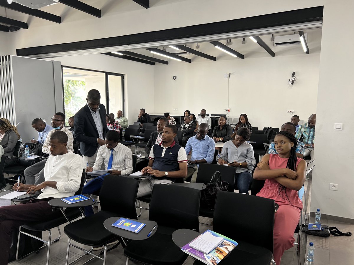 Az23Rdv's tweet photo. Des journalistes en formation sur l’éthique et la déontologie #Milrdc #internews. @acofepe_rdc @TopCongo @MutalaIsrael @PetitBen_bukasa https://t.co/GxYJek8kLR