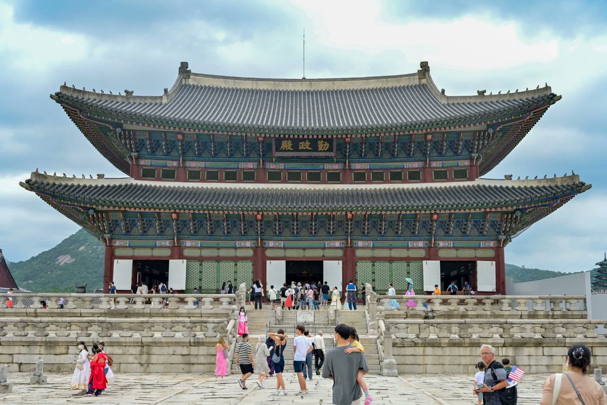 Shutterpillar_'s tweet photo. "Beauty perishes in life, but is immortal in art” - Leonardo da Vinci.

Gyeongbokgung Palace was the main royal palace of the Joseon dynasty built in 1395.

#SeoulVibe #SouthKorea #Korea https://t.co/y9xAbRp9gv