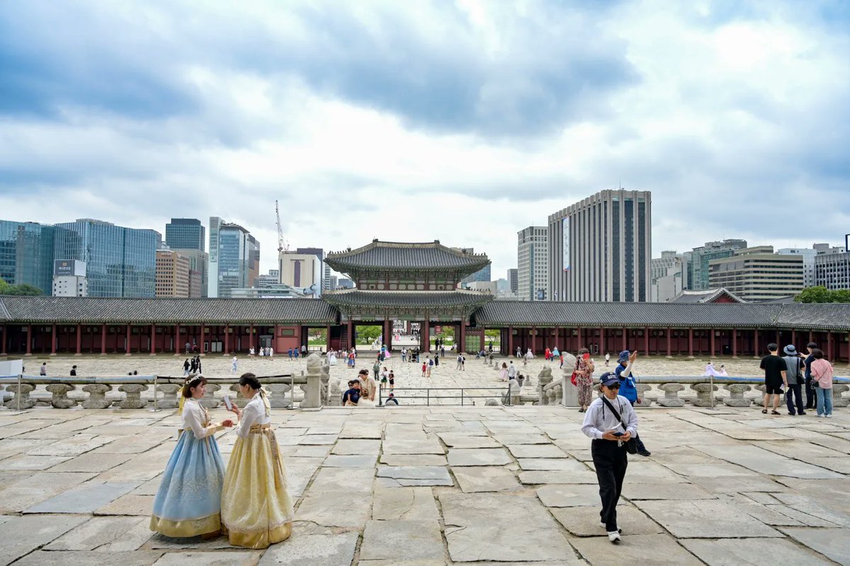 Shutterpillar_'s tweet photo. "Beauty perishes in life, but is immortal in art” - Leonardo da Vinci.

Gyeongbokgung Palace was the main royal palace of the Joseon dynasty built in 1395.

#SeoulVibe #SouthKorea #Korea https://t.co/y9xAbRp9gv