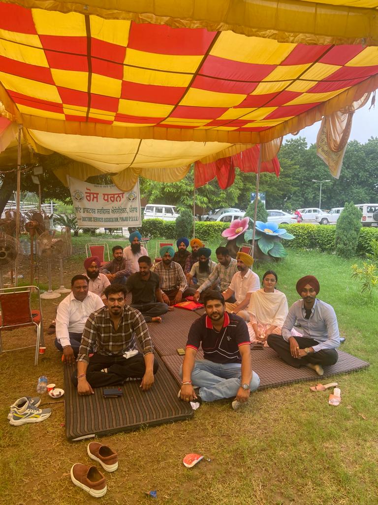 PdsaAgri's tweet photo. ਪੰਜਾਬ ਸਰਕਾਰ https://t.co/3Z7xSs9IiH ਪਾਸ ਬੱਚਿਆਂ ਲਈ ਏ ਡੀ ਉ ਦੀਆ ਪੋਸਟਾਂ ਭਰਨ ਦੀ ਬਜਾਏ ਰੂਲਾ ਦੇ ਉਲਟ ਜਾ ਹੇਠਲੇ ਕੇਡਰ ਦੀਆਂ ਬਦਲੀਆਂ ਏਂ ਡੀ ਉ ਦੀਆ ਅਸਾਮੀਆਂ ਤੇ ਕਰ ਡੰਗ ਟਪਾ ਰਹੀ ਏ
ਇਸੇ ਦੇ ਖਿਲਾਫ ਪਿਛਲੇ 32 ਦਿਨਾਂ ਤੋਂ ਪ੍ਰਦਰਸ਼ਨ ਜਾਰੀ
@BhagwantMann @CMOPb @PAUSA2022 @ArvindKejriwal @KuldeepSinghAAP @Sandhwan https://t.co/DGtyotifrX