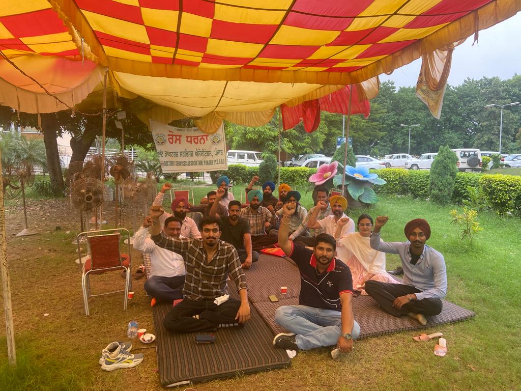 PdsaAgri's tweet photo. ਪੰਜਾਬ ਸਰਕਾਰ https://t.co/3Z7xSs9IiH ਪਾਸ ਬੱਚਿਆਂ ਲਈ ਏ ਡੀ ਉ ਦੀਆ ਪੋਸਟਾਂ ਭਰਨ ਦੀ ਬਜਾਏ ਰੂਲਾ ਦੇ ਉਲਟ ਜਾ ਹੇਠਲੇ ਕੇਡਰ ਦੀਆਂ ਬਦਲੀਆਂ ਏਂ ਡੀ ਉ ਦੀਆ ਅਸਾਮੀਆਂ ਤੇ ਕਰ ਡੰਗ ਟਪਾ ਰਹੀ ਏ
ਇਸੇ ਦੇ ਖਿਲਾਫ ਪਿਛਲੇ 32 ਦਿਨਾਂ ਤੋਂ ਪ੍ਰਦਰਸ਼ਨ ਜਾਰੀ
@BhagwantMann @CMOPb @PAUSA2022 @ArvindKejriwal @KuldeepSinghAAP @Sandhwan https://t.co/DGtyotifrX