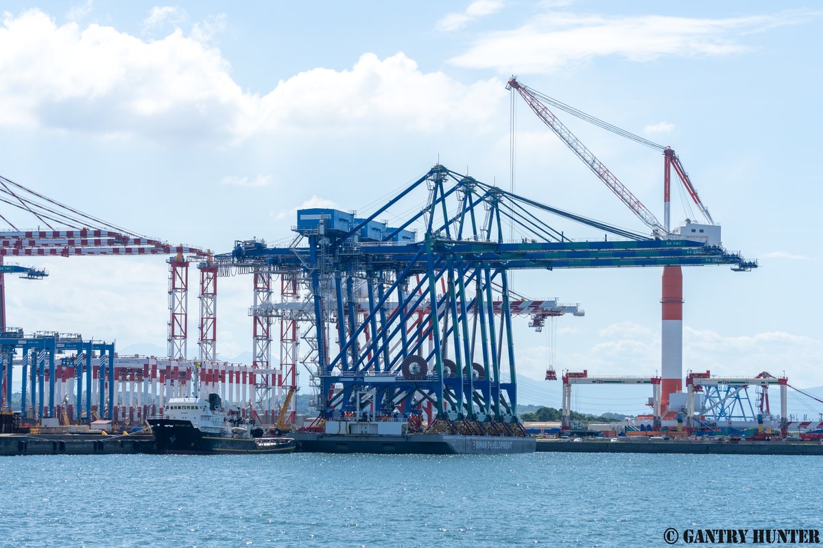 GANTRY_HUNTER's tweet photo. #本日の三井造船 3機の海外機の出荷が有りました。台船は「天媽」、担当タグは常連の「SALVAGE ACE」です。サポートタグは「雄飛丸」を筆頭に「大豊丸」「日豊丸」とまさかの3隻体勢！単縦陣で悠々と登場、到着後台船周りに一旦集結します…　＃ガントリークレーン ＃備南開発 ＃stscrane ＃タグボート https://t.co/9zToSwxa6r