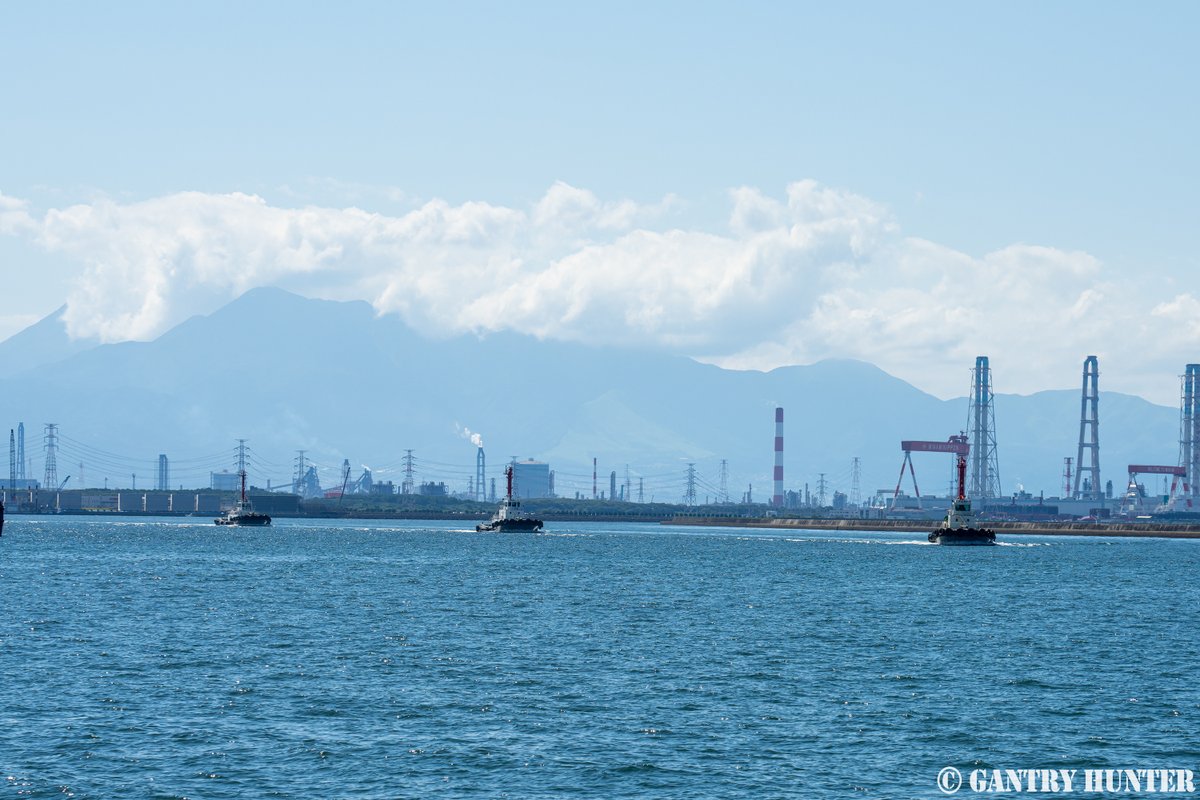 GANTRY_HUNTER's tweet photo. #本日の三井造船 3機の海外機の出荷が有りました。台船は「天媽」、担当タグは常連の「SALVAGE ACE」です。サポートタグは「雄飛丸」を筆頭に「大豊丸」「日豊丸」とまさかの3隻体勢！単縦陣で悠々と登場、到着後台船周りに一旦集結します…　＃ガントリークレーン ＃備南開発 ＃stscrane ＃タグボート https://t.co/9zToSwxa6r