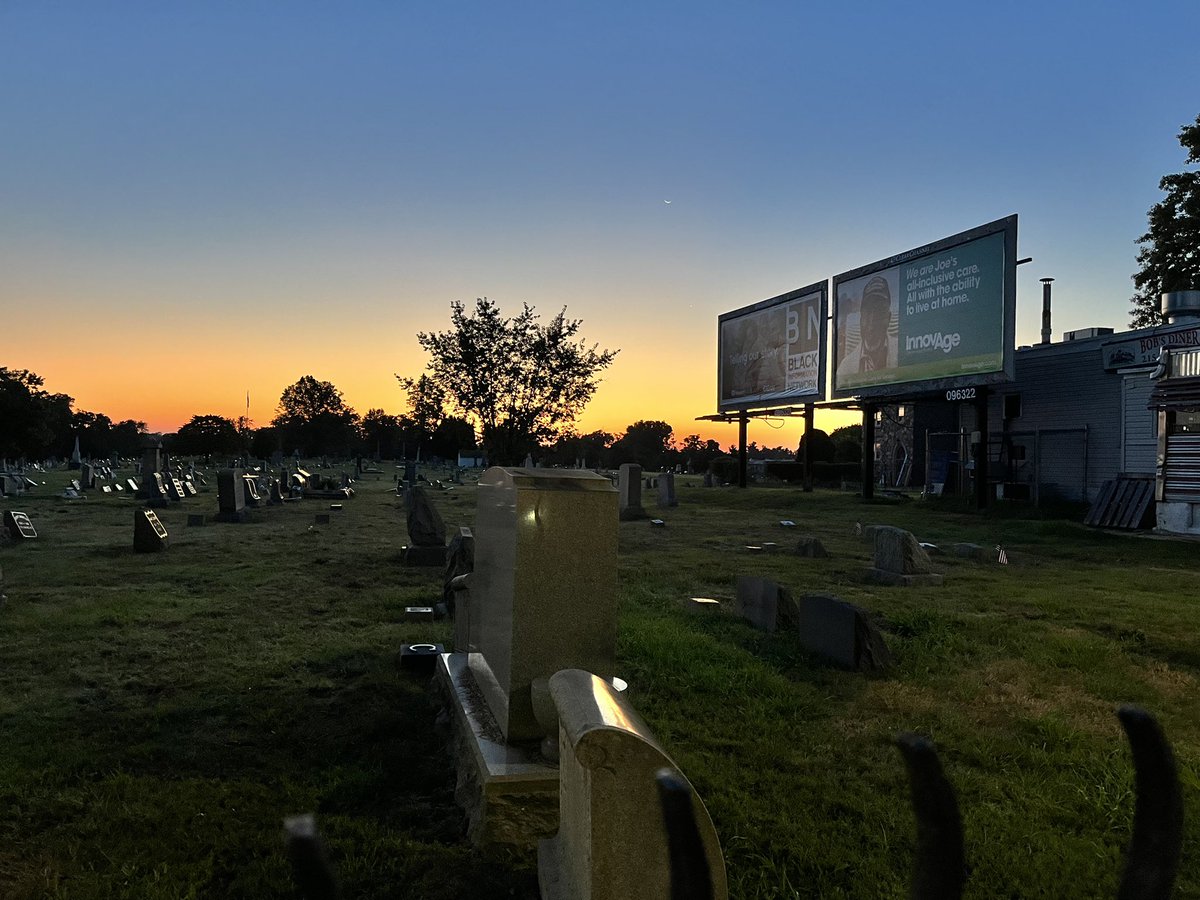 MelindaBanks1's tweet photo. Itโs weird a cemetery has a giant billboard in it. And Bobโs Diner has a nice view of the tombstones. Thatโs Philly for you though. #Philly #BobsDiner #Roxborough https://t.co/pXGO8SGsoK