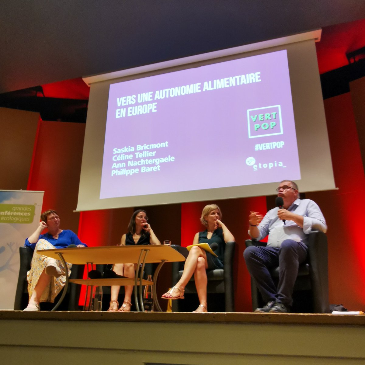 saskiabricmont's tweet photo. C'est parti pour deux jours d'échanges à l'occasion des rencontres #VertPop. J'animais ce midi la conférence "Vers une autonomie alimentaire en Europe". 
RDV demain pour un #SlowFashionTour a la rencontre des initiatives pr rendre le secteur textile durable https://t.co/GGILVSOtQg