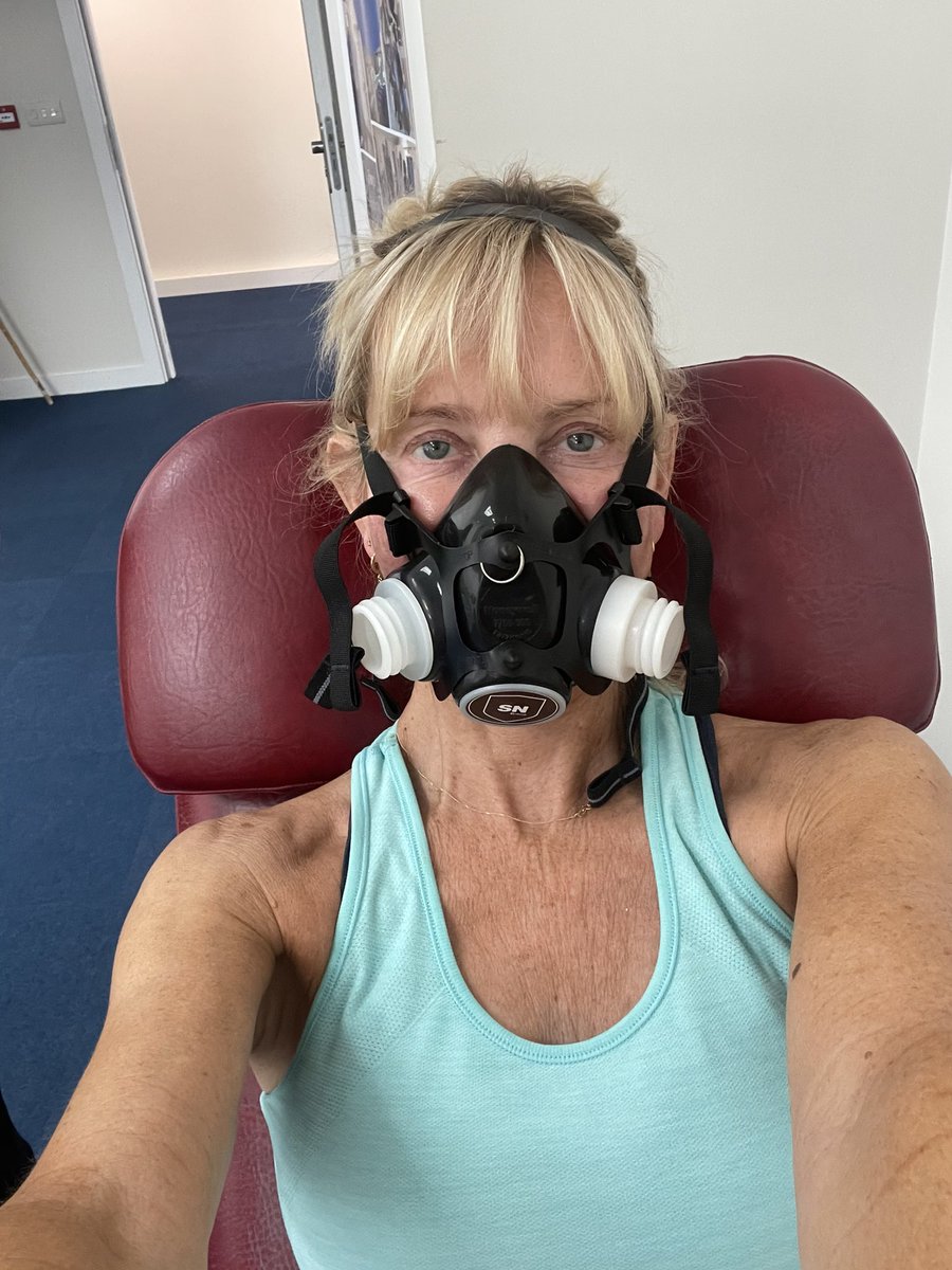 SkyJacquie's tweet photo. Doors to manual and chocs away - whatever that means ๐คทโโ๏ธ ๐ซhyperbaric oxygen #stuffido #cancerthriver https://t.co/J9JRy0UVOj