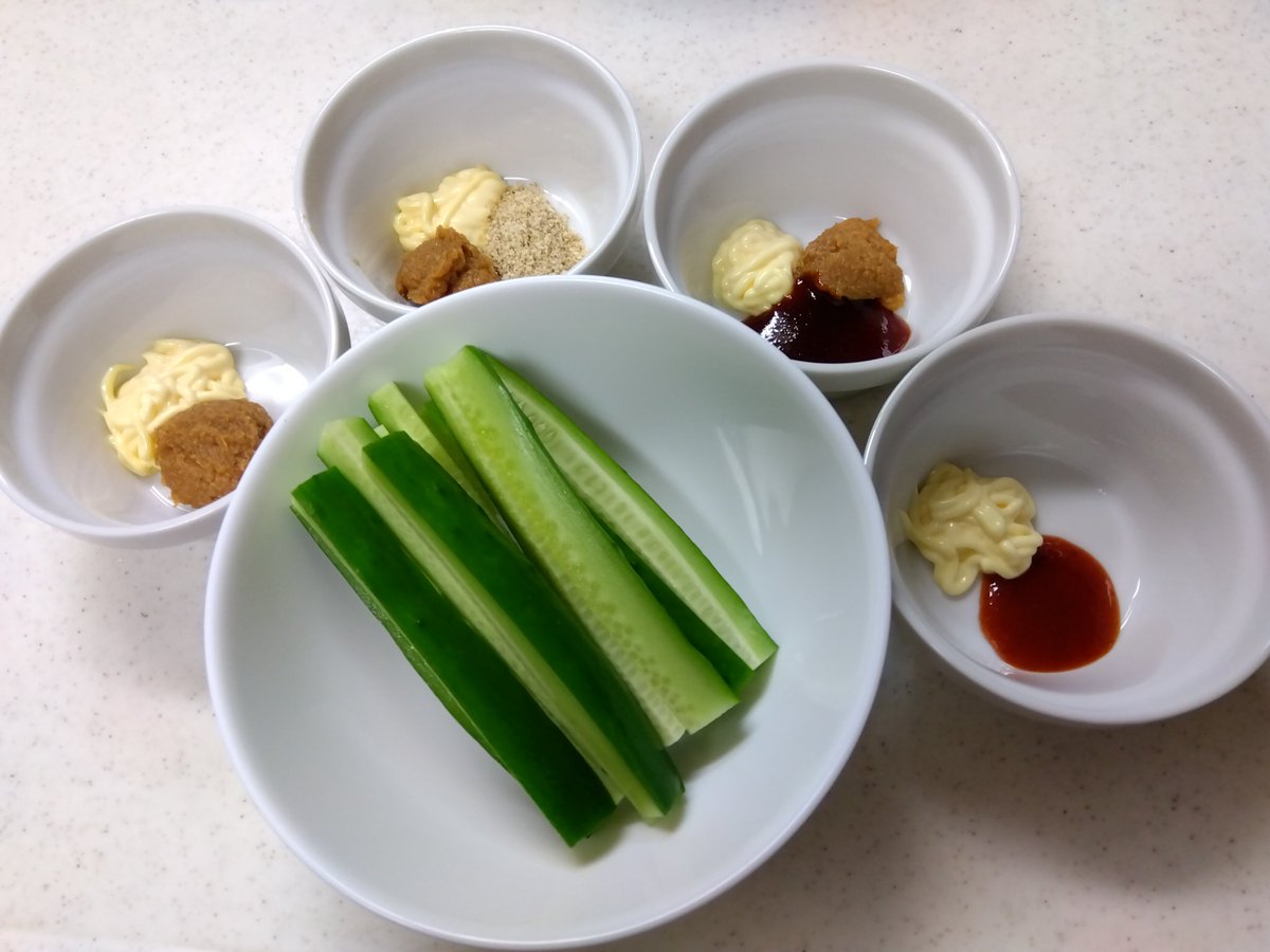 farm_sasaki's tweet photo. すぐできる無限キュウリ

味噌マヨを長年食してきましたが、SNSで新たなレシピを知り、リプで教えていただき...

全部一度に作っちゃいました！

① 味噌＋マヨネーズ
② 味噌＋マヨネーズ＋すりごま
③ 味噌＋マヨネーズ＋コチュジャン
④ マヨ＋キムチの素

味変しながら無限に食べれる... https://t.co/vgtXN3OjqP