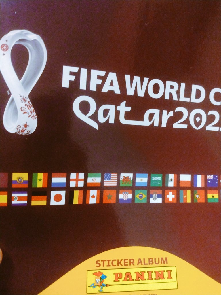 leoalbajari's tweet photo. Cómo el fútbol es más que fútbol, les hago un HILO con todo lo que se puede enseñar en las escuelas con las 3 primeras páginas del álbum del mundial. Anoten profes
1) Las banderas de los participantes . Profes de geografía https://t.co/QvP4hJCFTk