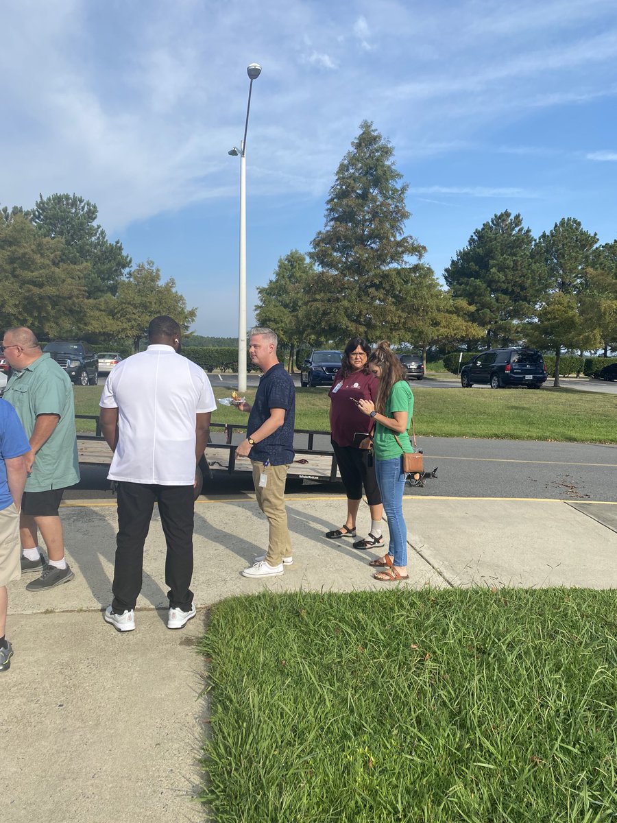 ⁦<a href="/SMSIWCS/">Smithfield Middle School</a>⁩  &amp; ⁦<a href="/OfficialSHSPack/">Official SHS Packers</a>⁩ starting their day with caffeine. #WeRFramily