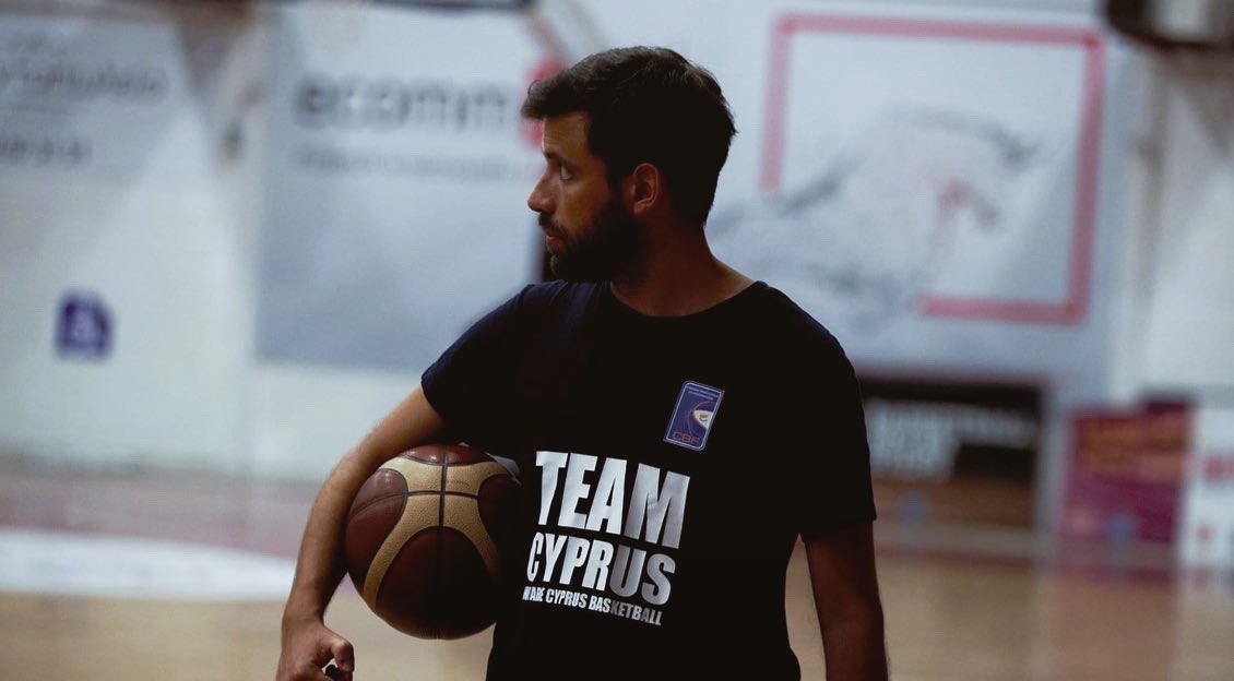 aa02galle's tweet photo. Hoy es un día grande xa el ENTRENADOR🇺🇾

Por 1a vez en la historia, un Entrenador Nacional integra el Staff en un torneo oficial 🇪🇺d Selecciones.
@Coach_PabloCano debuta c @BasketCyprus en el Clasificatorio d la @EuroBasket.
Lo mejor siempre, un orgullo xa todos nosotros. @fubbuy https://t.co/qmwZRDECxu
