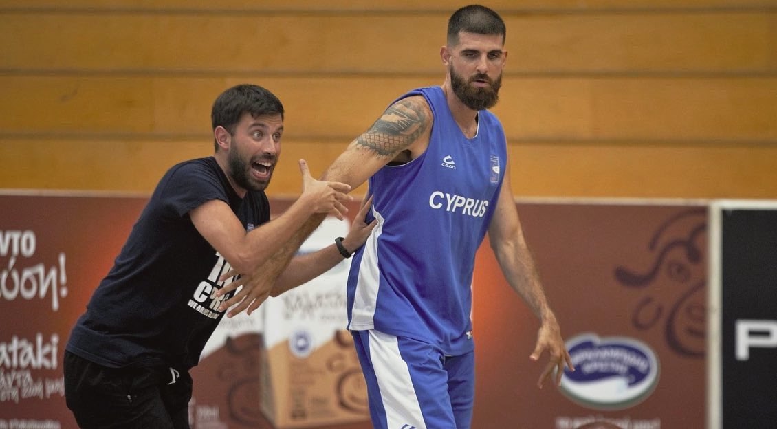 aa02galle's tweet photo. Hoy es un día grande xa el ENTRENADOR🇺🇾

Por 1a vez en la historia, un Entrenador Nacional integra el Staff en un torneo oficial 🇪🇺d Selecciones.
@Coach_PabloCano debuta c @BasketCyprus en el Clasificatorio d la @EuroBasket.
Lo mejor siempre, un orgullo xa todos nosotros. @fubbuy https://t.co/qmwZRDECxu