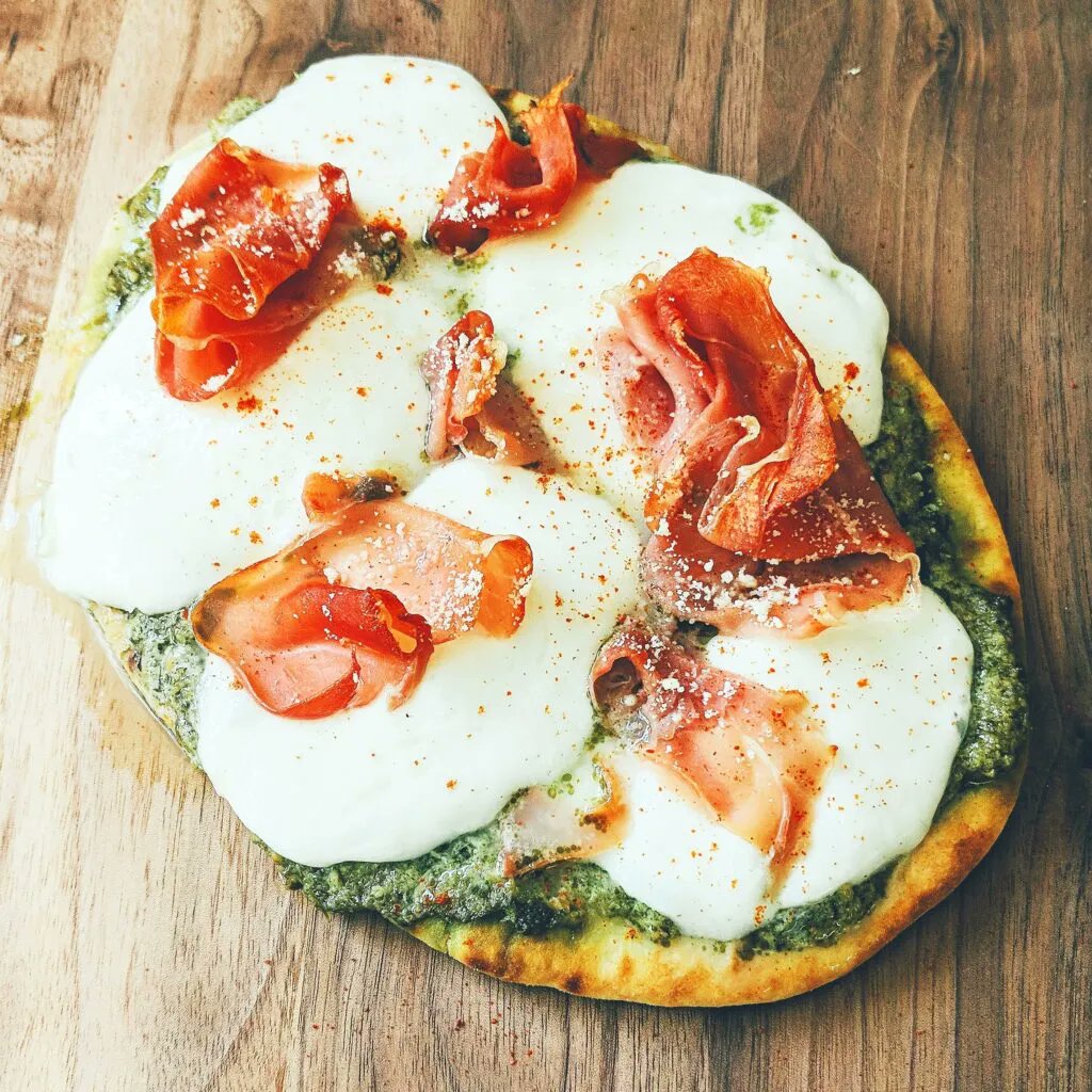 mealsinspiredby's tweet photo. Meals inspired by #overwatch » Winston’s Moon Pizza 
Using flatbreads received through Degusta, here's a sophisticated yet cheap lunch inspired by Winston from Overwatch. 
https://t.co/zFxXLew98M https://t.co/bqOZRr39z4
