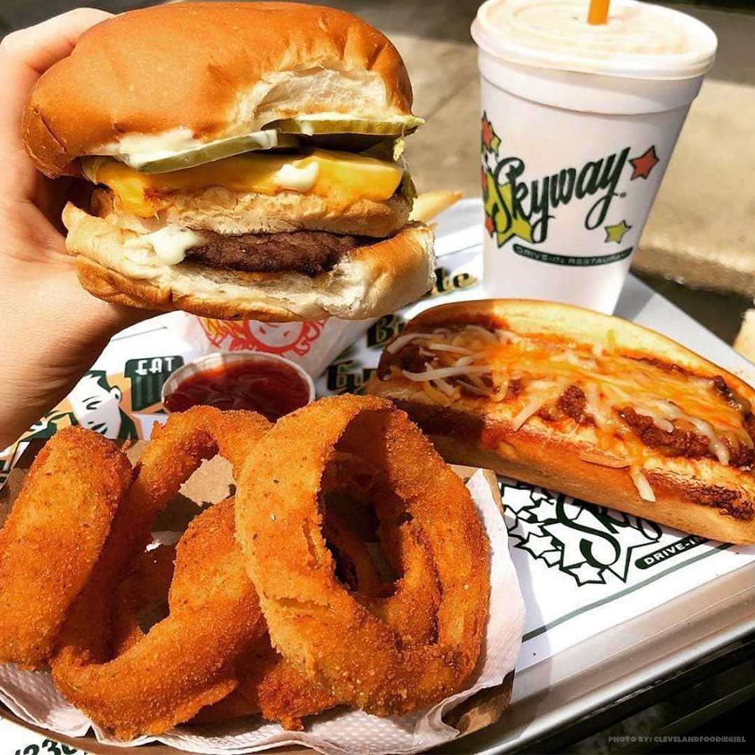 AkronSummitCVB's tweet photo. Drive on up for a classic Greater Akron hamburger at #SkywayDriveIn. Try snacks galore from onion rings, to french fries &amp; even pickle fries! To check out the menu go to: https://t.co/u2E1tohJAt #HeyAkron #HeySummit https://t.co/36PlF6jGES