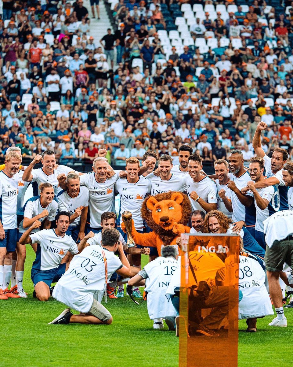 What a fun night 🤩⚽️

Big thnks to all the fans that came out and created such a great atmosphere &amp; what an honour to share the pitch with so many Legends 🙌🏻

Lots of laughs and a great result for charity <a href="/Benefizkick/">ChampionsForCharity</a> 🙏🏻

Now back to race mode for <a href="/DTM/">DTM</a> Nürburgring 👊🏻
