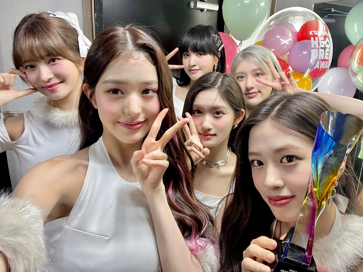 IVEstarship's tweet photo. 📸
2022 K GLOBAL HEART DREAM AWARDS

🎉축 IVE 상 받았다 하🎉
DIVE 여러분이 가〰득 보내주신 사랑으로
IVE가 2022 #하트드림어워즈 의
본상, 슈퍼루키상을 수상했습니다 👏
After LIKE의 기분 좋은 시작과 함께
유후~↗️하게 가보자고 🏆🏆❤‍🔥

#IVE #아이브
#AfterLIKE #애프터라이크
#2022HDA https://t.co/LlgDNmxEYS