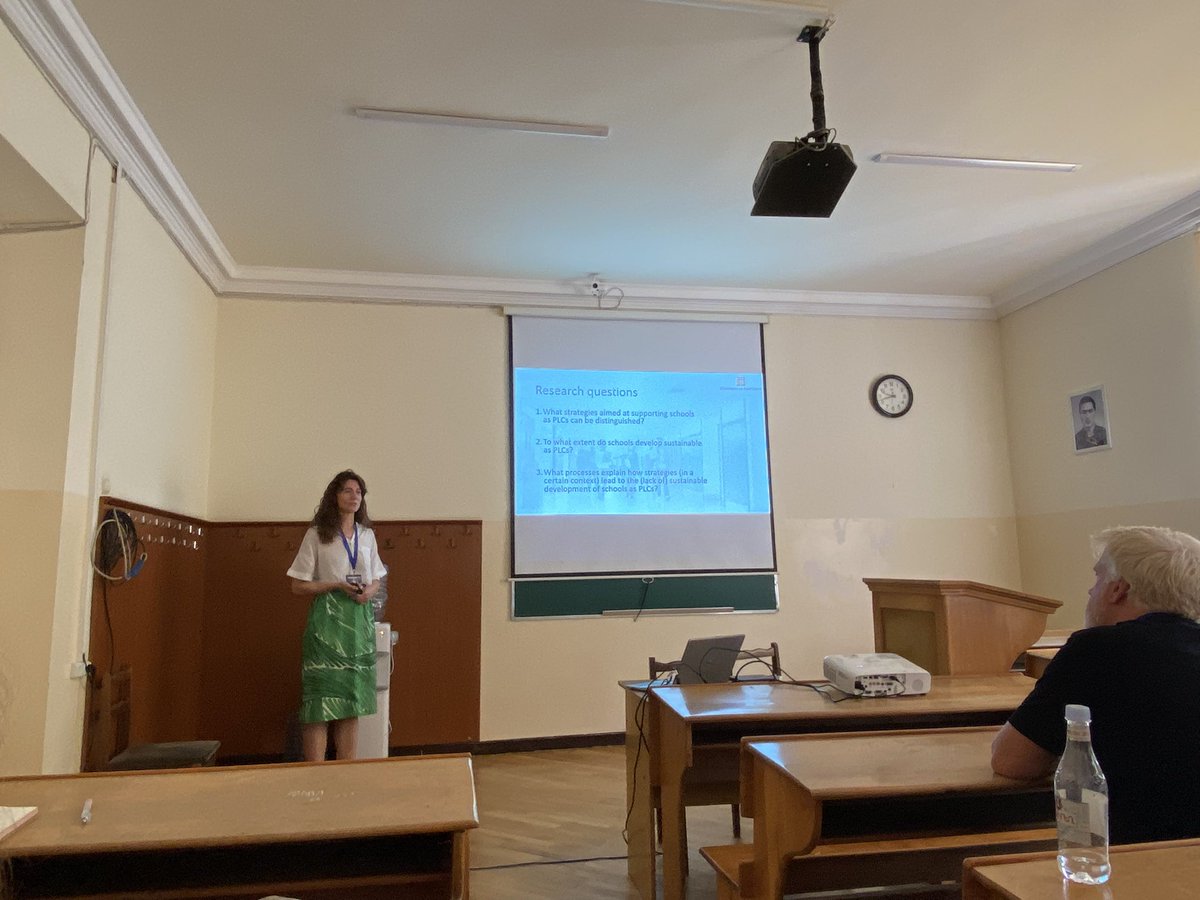 xiaomei_wei's tweet photo. #ECER2022 Insightful presentation: Strategies and processes that support the sustainable development of secondary schools as professional learning communities. Presenter: de Jong Loes (University of Amsterdam). https://t.co/5De3plr1ME