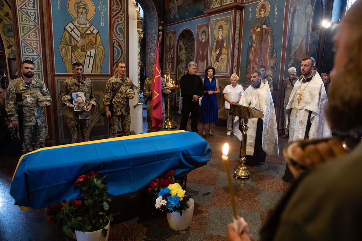 poroshenko's tweet photo. Сьогодні Україна і я особисто попрощався з близькою мені людиною, великим українцем, патріотом, захисником Юрієм Каракаєм. 

Друже, ми завжди пам’ятатимемо про тебе. І ми помстимося тим варварам і негідникам, які тебе вбили. Не пробачимо. І переможемо! https://t.co/fxdxdfyYsV