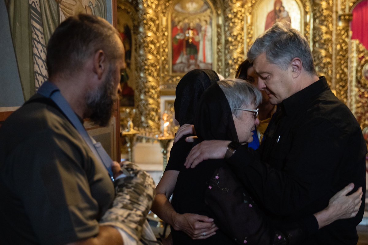 poroshenko's tweet photo. Сьогодні Україна і я особисто попрощався з близькою мені людиною, великим українцем, патріотом, захисником Юрієм Каракаєм. 

Друже, ми завжди пам’ятатимемо про тебе. І ми помстимося тим варварам і негідникам, які тебе вбили. Не пробачимо. І переможемо! https://t.co/fxdxdfyYsV