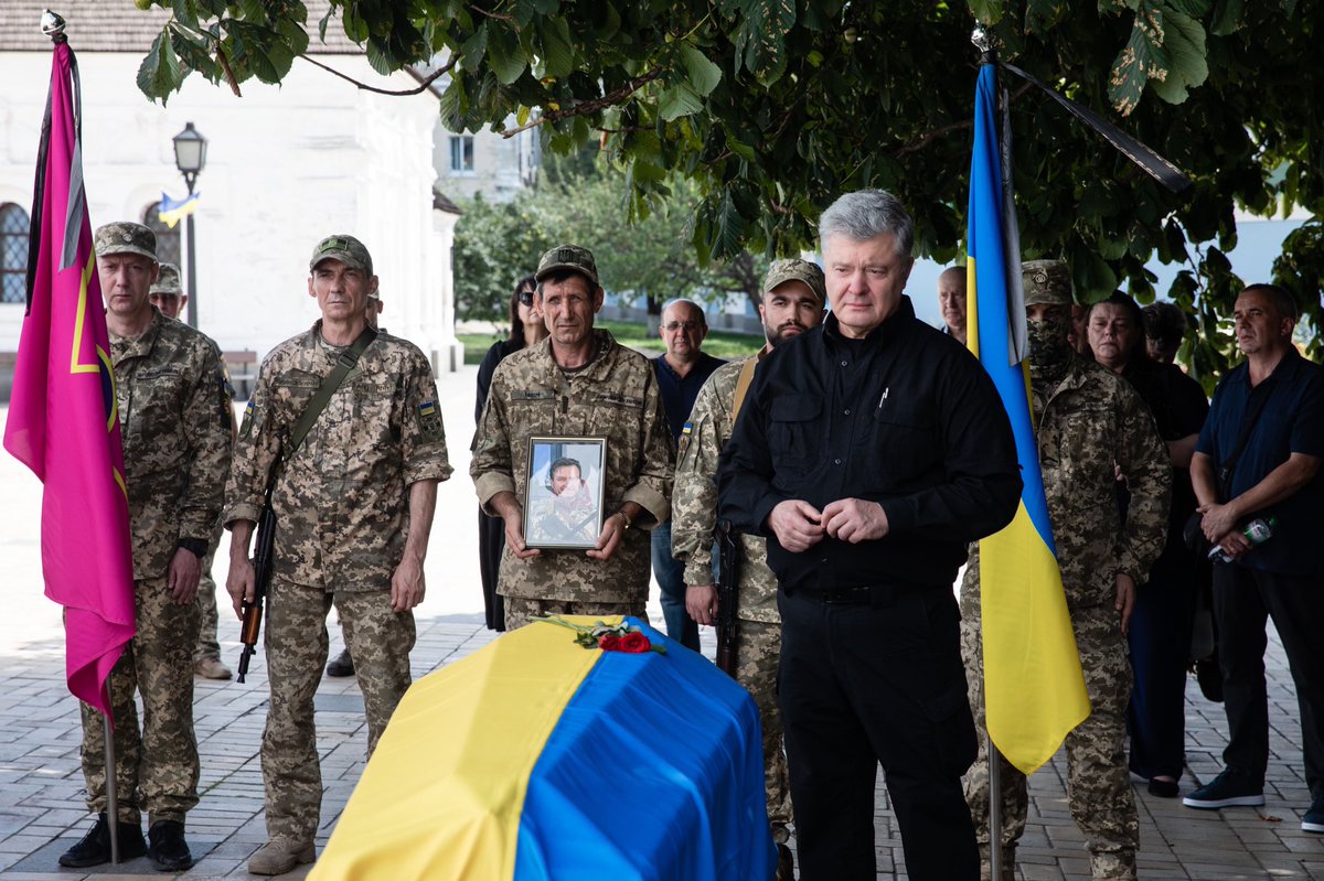 poroshenko's tweet photo. Сьогодні Україна і я особисто попрощався з близькою мені людиною, великим українцем, патріотом, захисником Юрієм Каракаєм. 

Друже, ми завжди пам’ятатимемо про тебе. І ми помстимося тим варварам і негідникам, які тебе вбили. Не пробачимо. І переможемо! https://t.co/fxdxdfyYsV