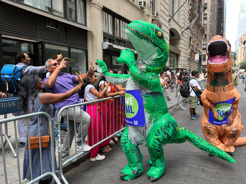 IshaUSA's tweet photo. 🌱The #savesoil dinosaurs are still going strong, helping to raise awareness about soil degradation in a fun and friendly way! What are you doing to help save soil in your communities?

@cpsavesoil @SadhguruJV https://t.co/HHFEgsOBvI