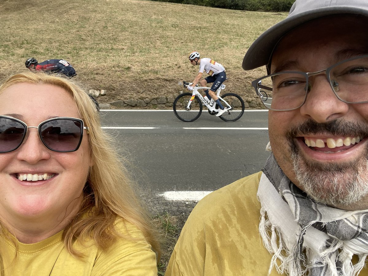 7Josean7's tweet photo. 🚵‍♀️Desde #Karrantza con las camisetas de apoyo a Plataforma en Defensa del tren Santander-Bilbao y promocionando #Neanderworld en la imagen el ciclista Carlos Rodríguez, Campeón de España. #LaVuelta22 https://t.co/Zxk2wWwzvT